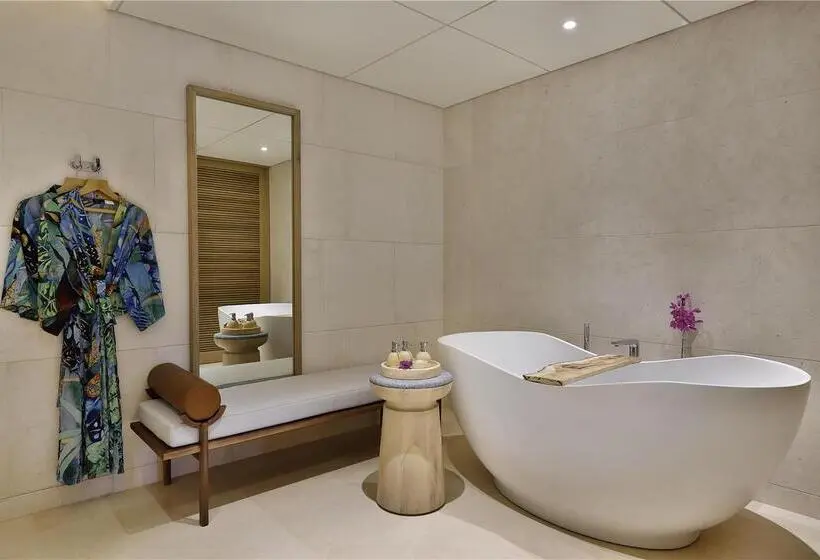 Deluxe Suite King Bed, Waldorf Astoria Dubai Palm Jumeirah