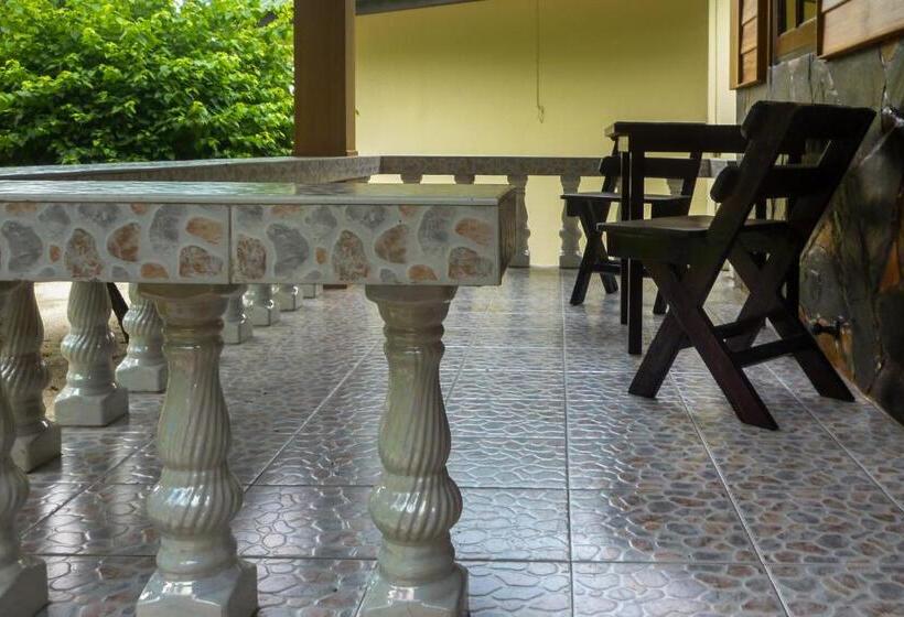 キングサイズベッドのスタンダードルーム, Dewshore Resort