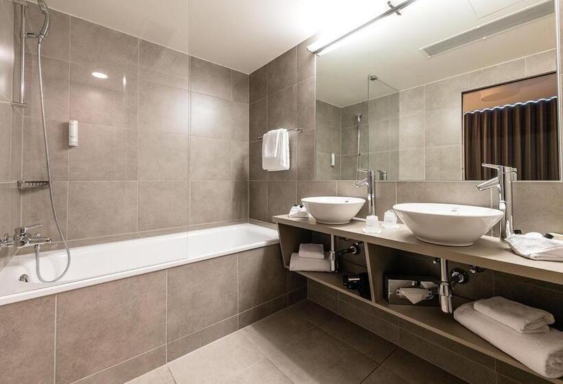 주니어 스위트, Lake Geneva