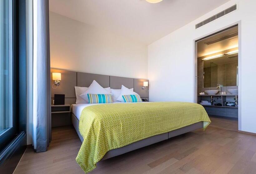 주니어 스위트, Lake Geneva