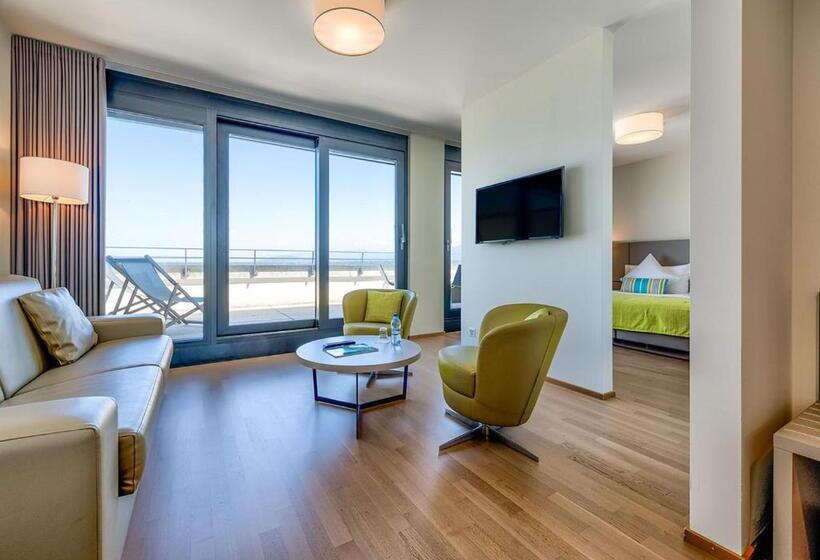 주니어 스위트, Lake Geneva