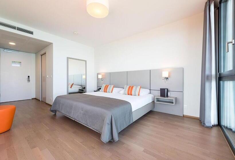 패밀리 룸, Lake Geneva