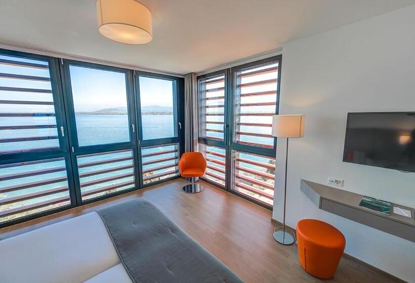 패밀리 룸, Lake Geneva