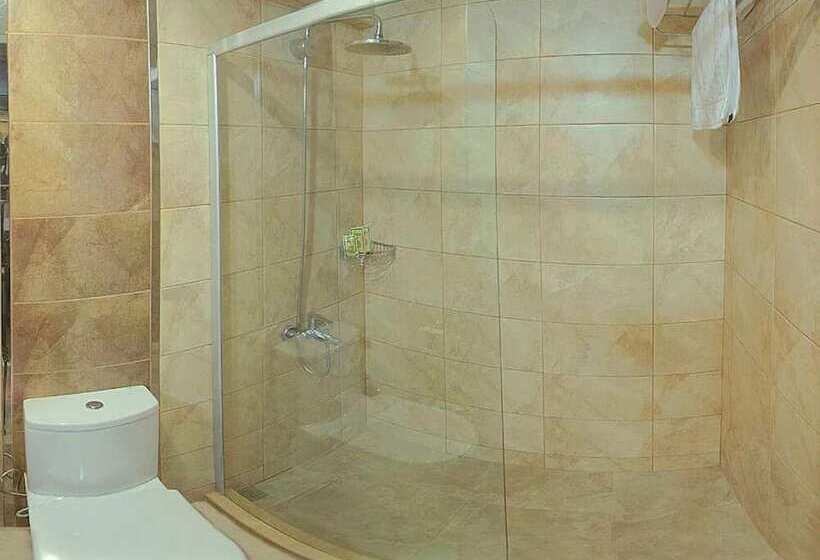 Camera Tripla Standard, Mom