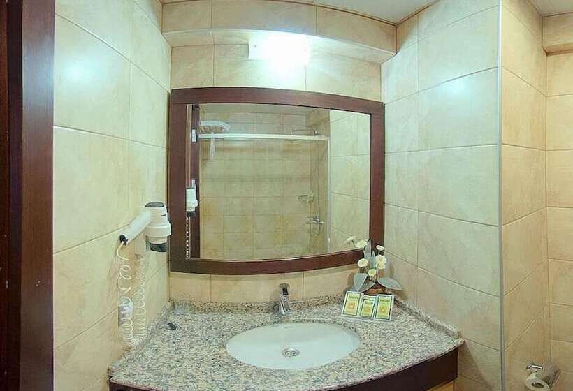 Camera Tripla Standard, Mom