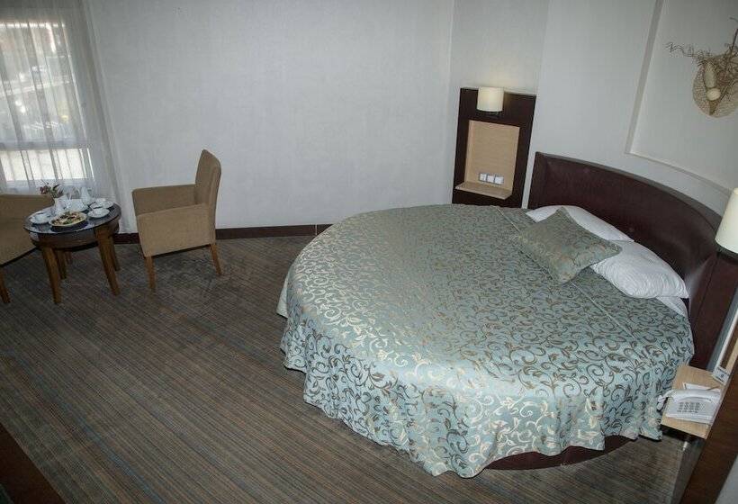 Camera Superiore, Mom