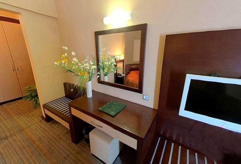 Camera Superiore, Mom