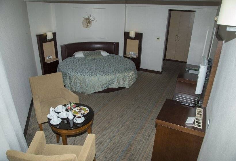 Camera Superiore, Mom