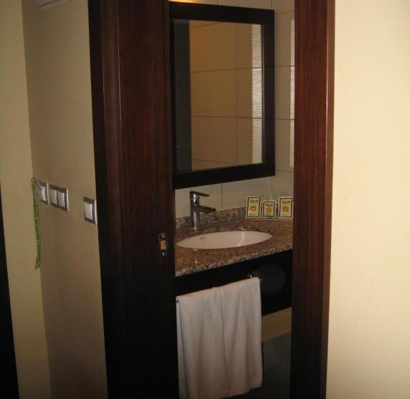 Camera Standard, Mom