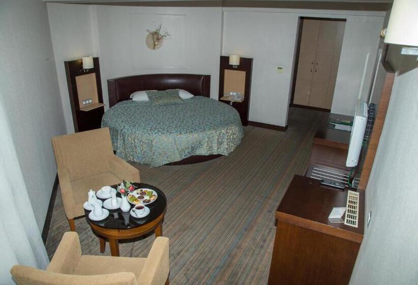 Camera Superiore, Mom