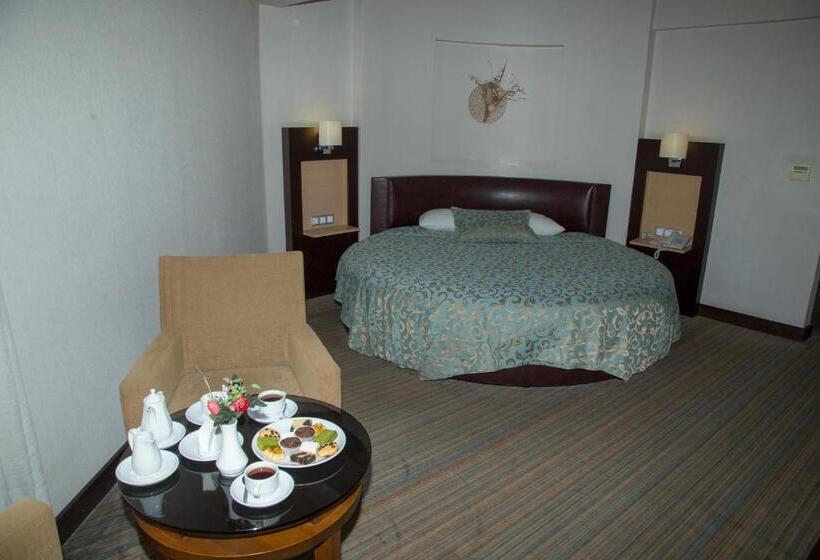 Camera Superiore, Mom