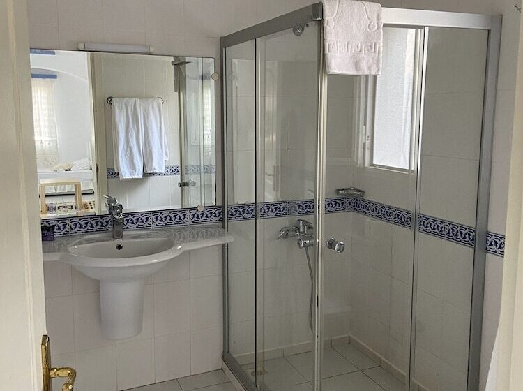 سوییت با چشم‌انداز باغ, Omar Hotel & Suites