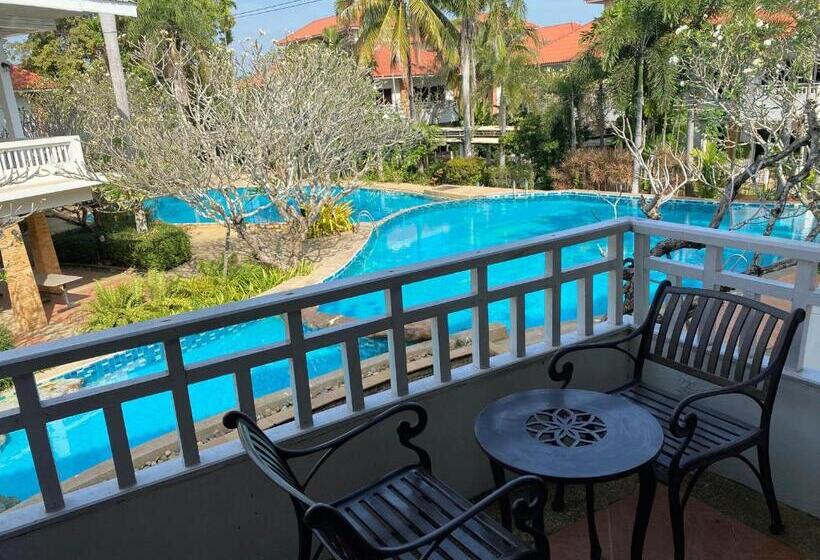 プールの見えるデラックスルーム, Thara Cholapruek Resort   Sha Extra Plus