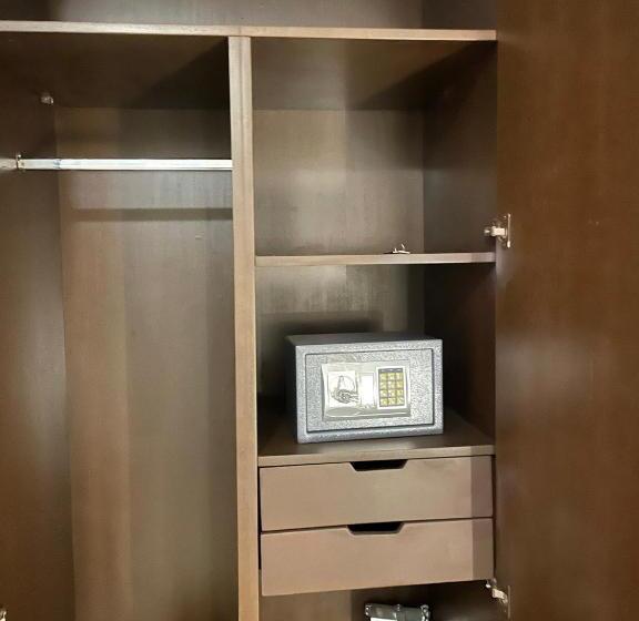 اتاق لوکس, Les Arcades