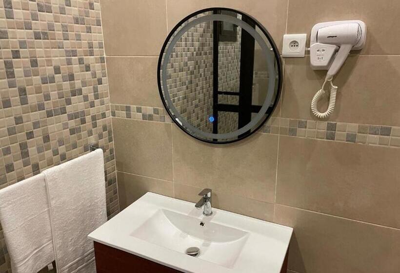 اتاق لوکس سه تخته, Les Arcades