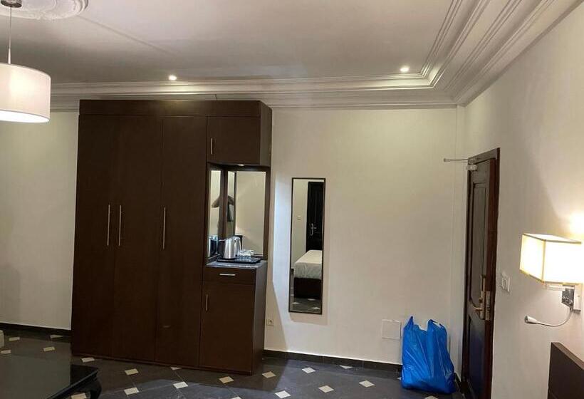 اتاق لوکس سه تخته, Les Arcades