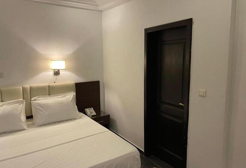 اتاق لوکس سه تخته, Les Arcades