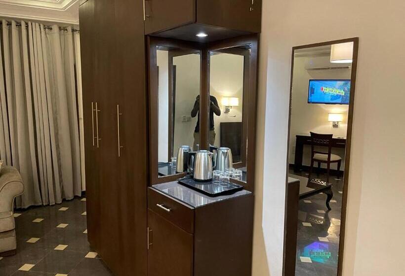 اتاق لوکس سه تخته, Les Arcades