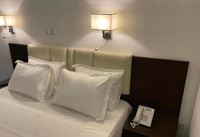 اتاق لوکس سه تخته, Les Arcades