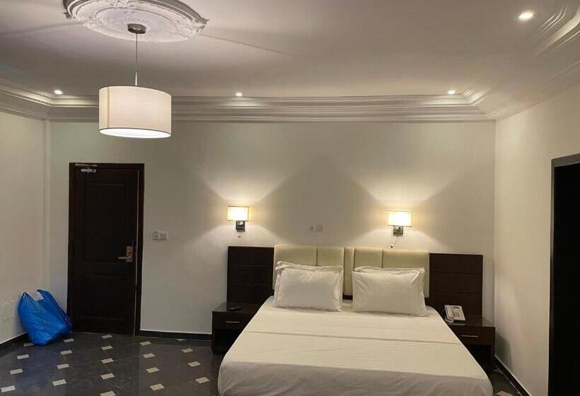 اتاق لوکس سه تخته, Les Arcades