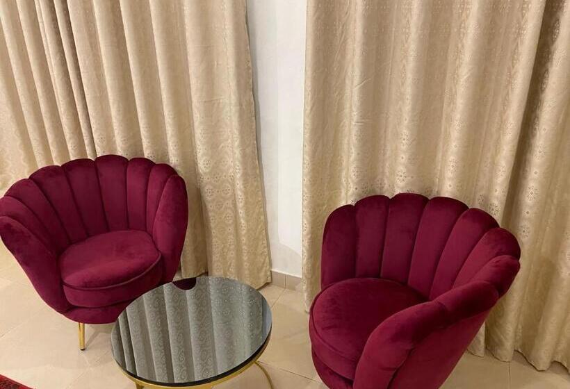 اتاق لوکس سه تخته, Les Arcades