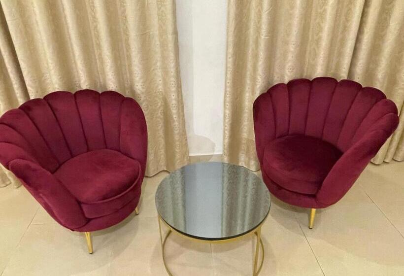 اتاق لوکس سه تخته, Les Arcades