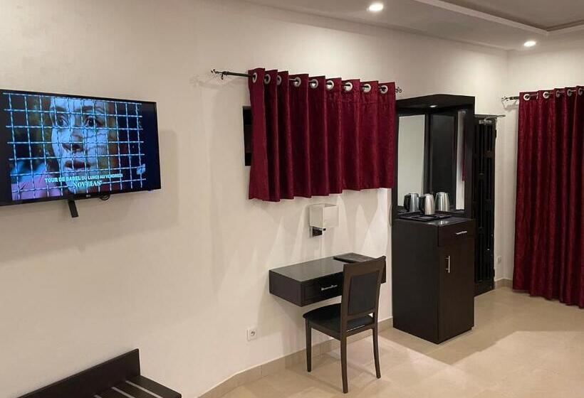 اتاق لوکس سه تخته, Les Arcades