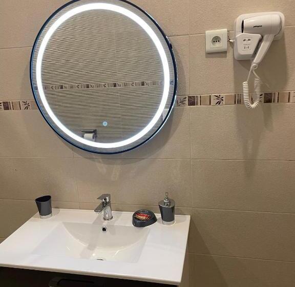 اتاق لوکس سه تخته, Les Arcades