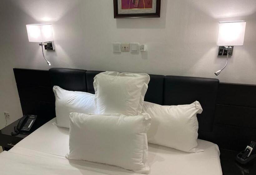 اتاق لوکس سه تخته, Les Arcades