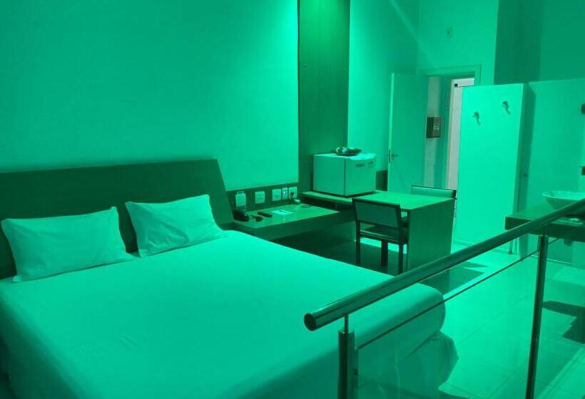 스위트 킹사이즈 침대, Motel Mediterrâneo