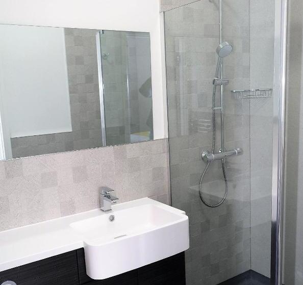 غرفة قياسية مطلّة علي البحر, The Whitehouse Peterlee