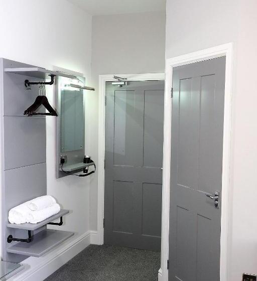 غرفة قياسية مطلّة علي البحر, The Whitehouse Peterlee