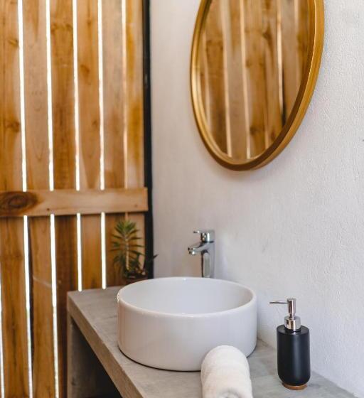Standard room with outdoor bath, Cuatro Vientos Lodge & Apartments