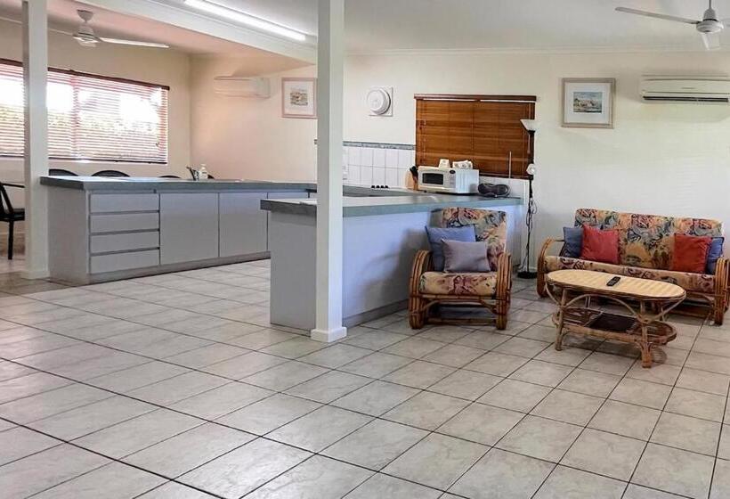 ویلای 3 خوابه, Cable Beachside Villas