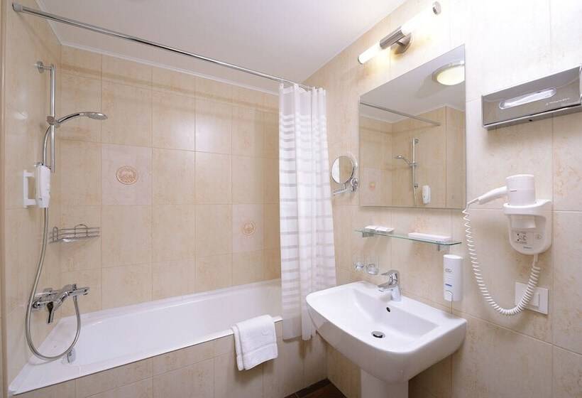 주니어 스위트, Cronwell Inn Stremyannaya