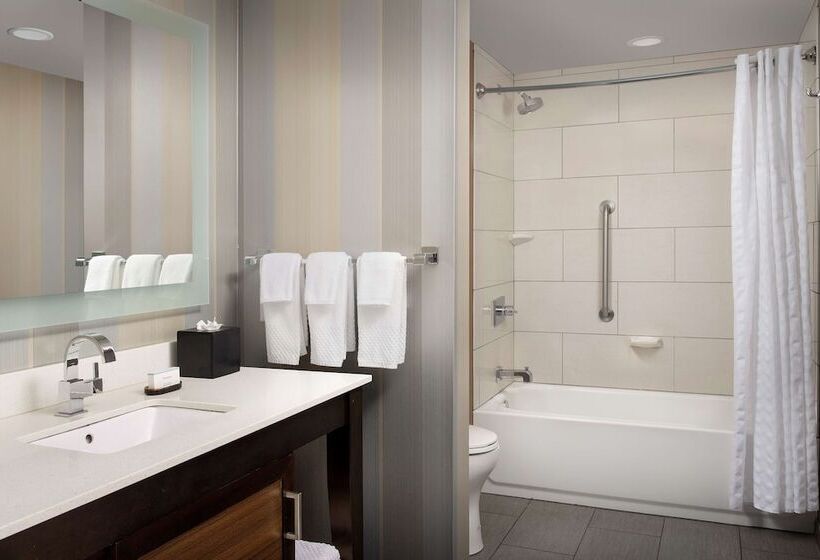 سوییت, Embassy Suites By Hilton Knoxville West