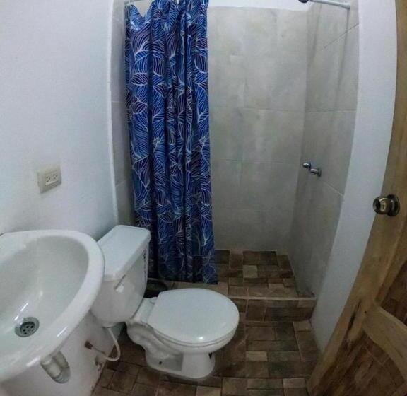 تختخواب در اتاق مشترک, Iguana Beach House