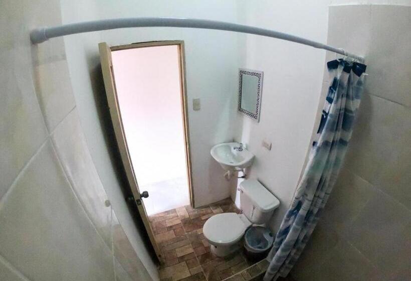 تختخواب در اتاق مشترک, Iguana Beach House