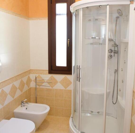 Номер Стандарт Вид на Бассейн, I Due Pini