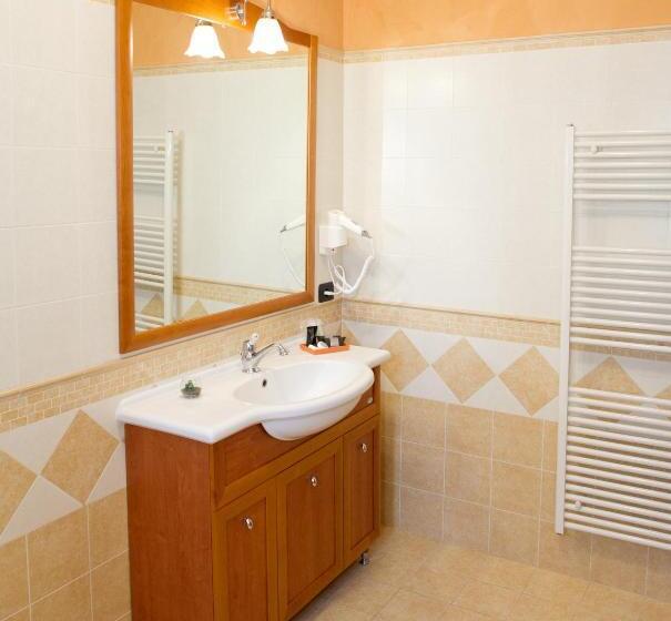 Номер Стандарт Вид на Бассейн, I Due Pini