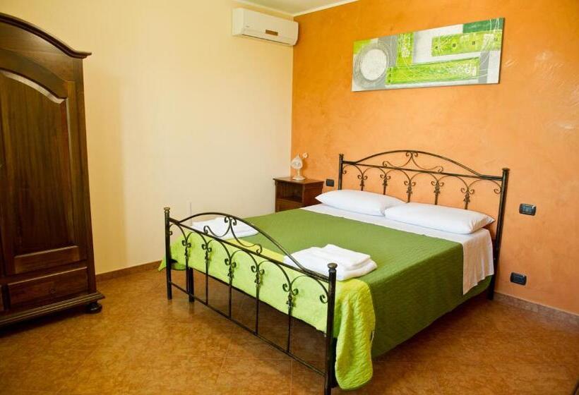 Номер Стандарт Вид на Бассейн, I Due Pini