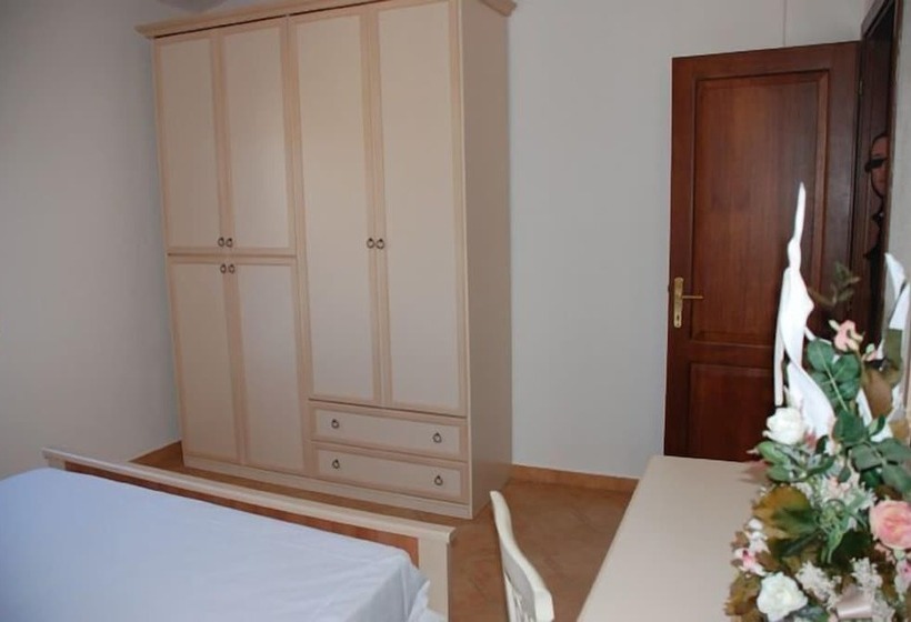 דירת חדר, Li Troni