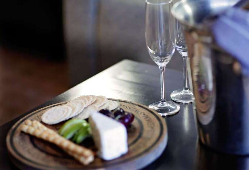 סוויטה דלוקס, Golden Pebble