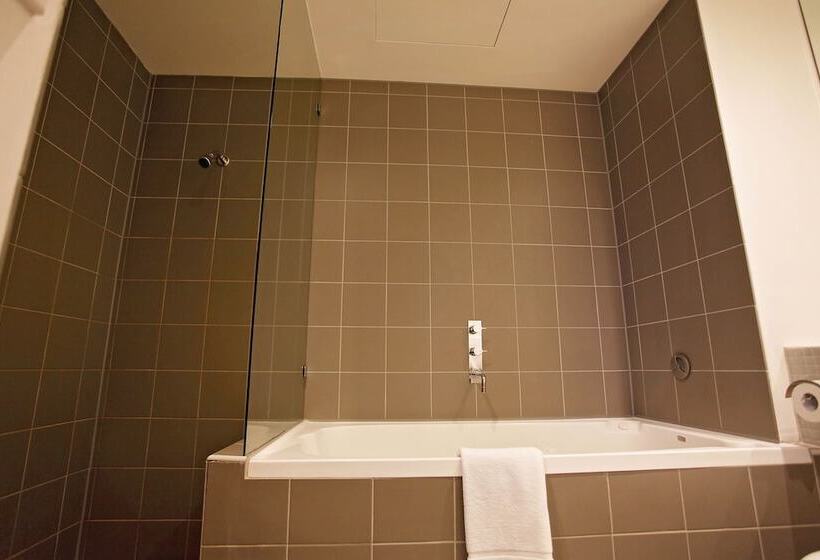 סוויטה דלוקס, Golden Pebble