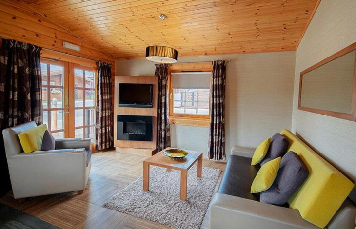 דירת שלושה חדרים, Ingliston Country Club