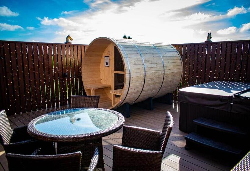 דירת שלושה חדרים, Ingliston Country Club