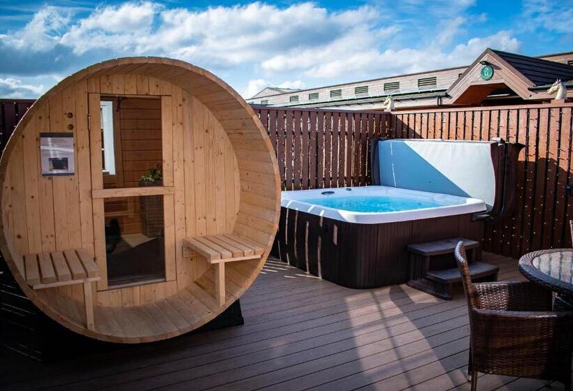 דירת שלושה חדרים, Ingliston Country Club