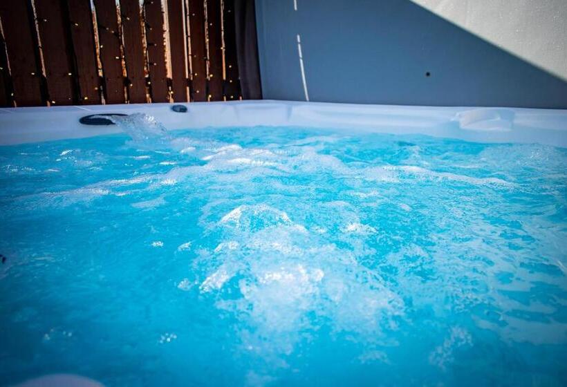 דירת שלושה חדרים, Ingliston Country Club