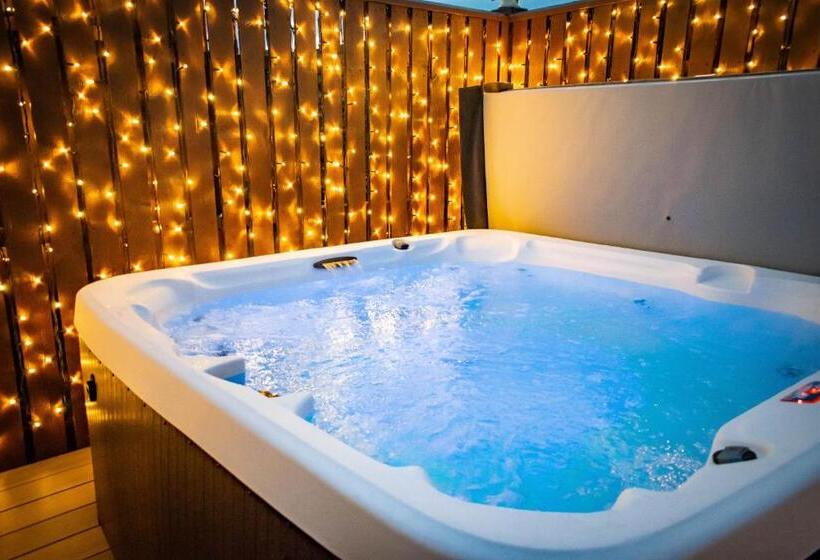 דירת שלושה חדרים, Ingliston Country Club