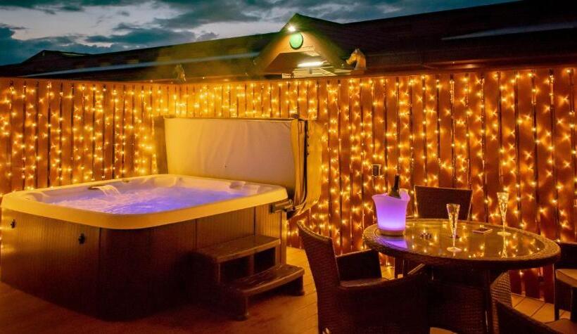 דירת שלושה חדרים, Ingliston Country Club